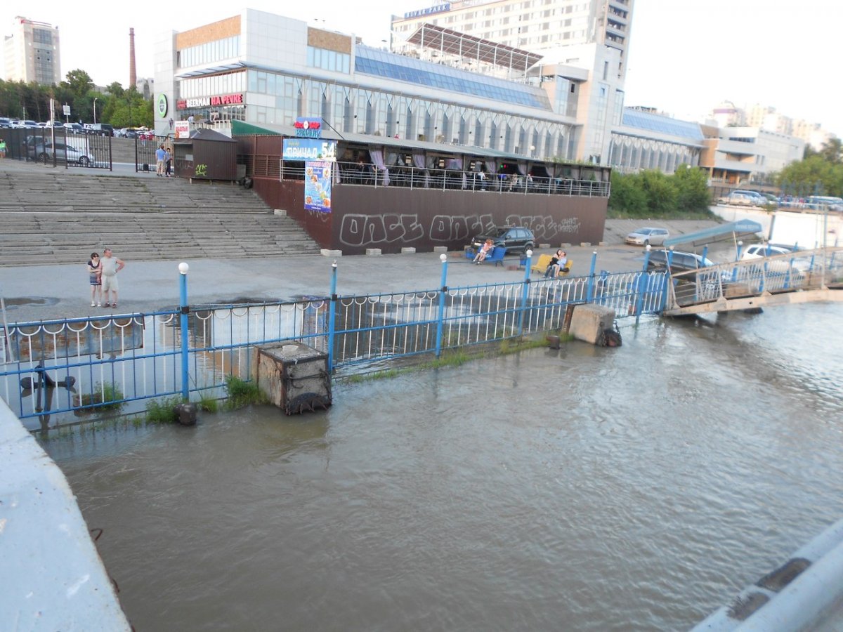 «Коричневая вода» затопила «Речной вокзал» и 162 дачи